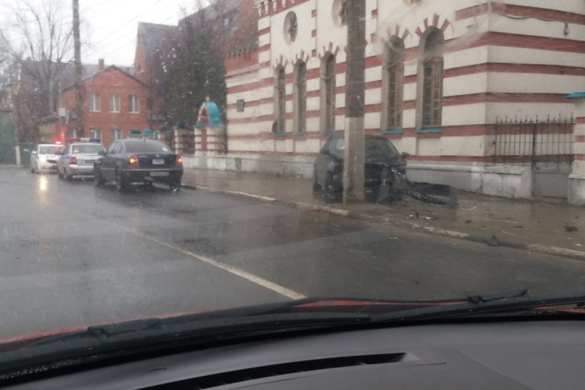 Ночь ДТП в Твери: на Смоленском переулке автомобиль врезался в столб, а на проспекте Чайковского — перевернулся
