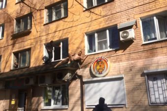 В Твери наркоман решил прогуляться по подъездному козырьку в одних трусах и упал