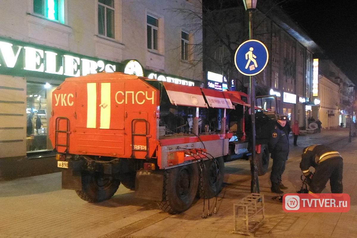 В Твери горело здание бывшей гостиницы на Новоторжской