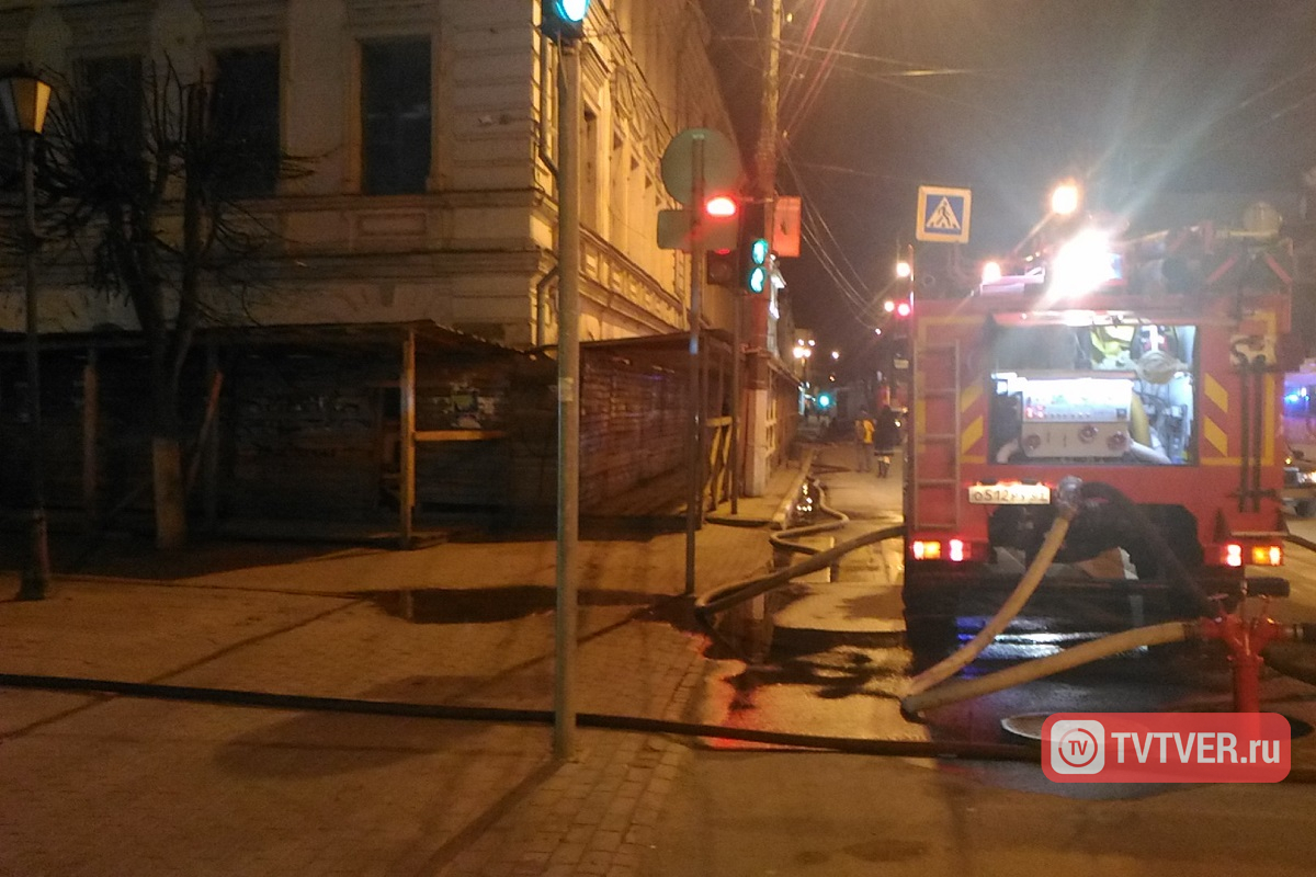 В Твери горело здание бывшей гостиницы на Новоторжской