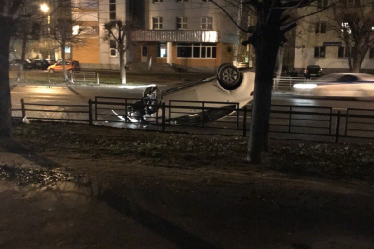 Ночь ДТП в Твери: на Смоленском переулке автомобиль врезался в столб, а на проспекте Чайковского — перевернулся