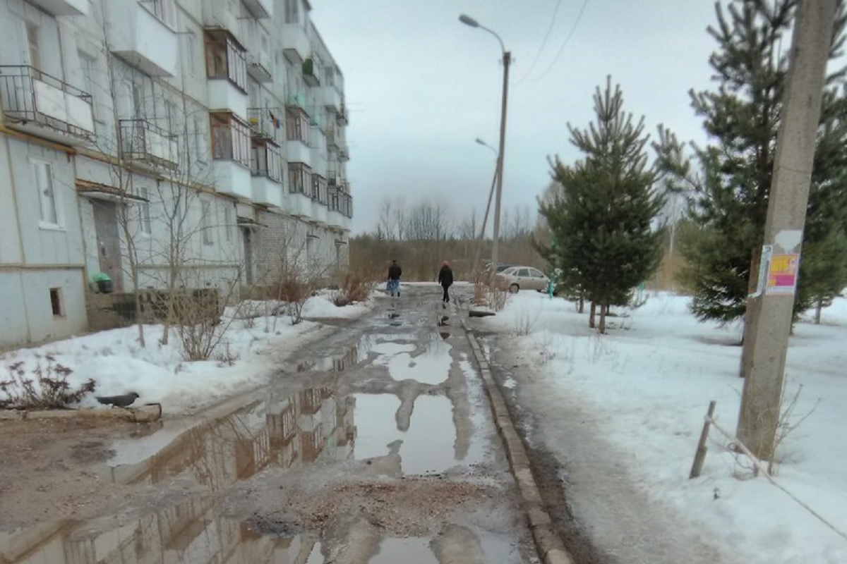 В Ржеве мужчина серьезно пострадал от упавшей ему на голову ледяной глыбы