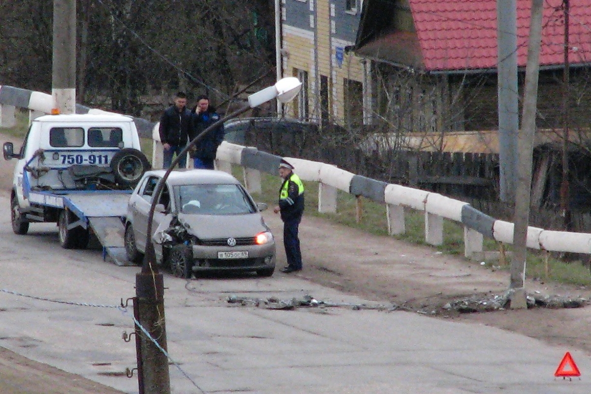 Легковушка снесла столб в Твери на Красинском мосту