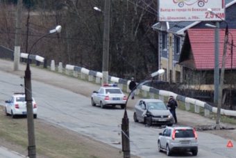 Легковушка снесла столб в Твери на Красинском мосту