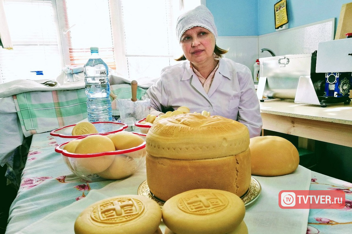 В тверских храмах к Пасхе испекли артос
