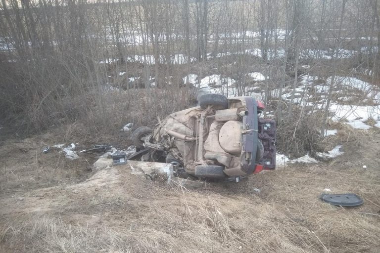 В Тверской области погиб водитель автомобиля, который въехал в кювет, врезался в трубу и опрокинулся