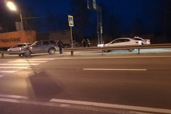 Под Тверью на трассе погиб водитель фуры, пропускавший пешехода