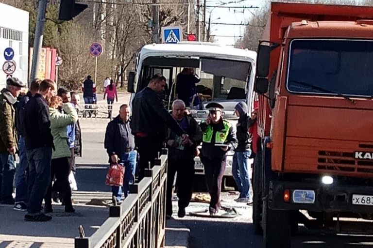 В Твери маршрутка столкнулась с КАМАЗом, три человека пострадали