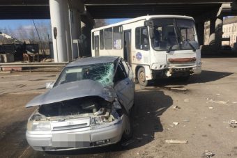 В Твери маршрутка столкнулась с легковым автомобилем, есть пострадавшие