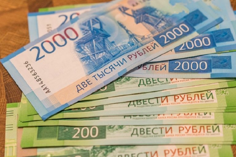 Новые банкноты 200 и 2000 рублей стали чаще встречаться в Тверской области