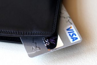 Мошенники украли у пенсионера в Тверской области банковскую карту и сняли 50 тысяч рублей