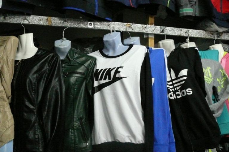 В Бологовском районе магазины торговали контрафактной спортивной одеждой