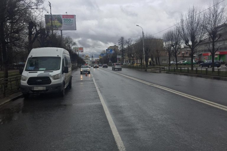 В Твери из-за резкого торможения пострадала пассажирка маршрутного такси