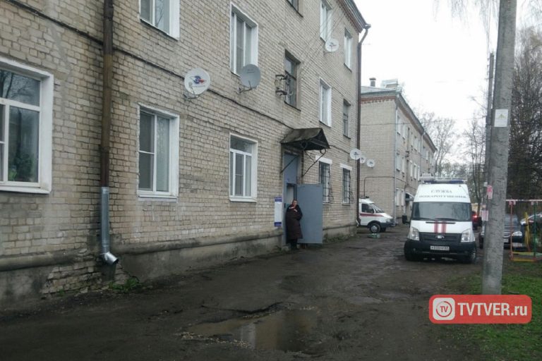 В одной из квартир трехэтажного жилого дома в Твери рухнул потолок