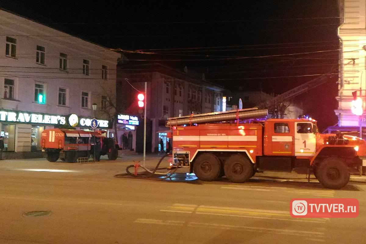 В Твери горело здание бывшей гостиницы на Новоторжской