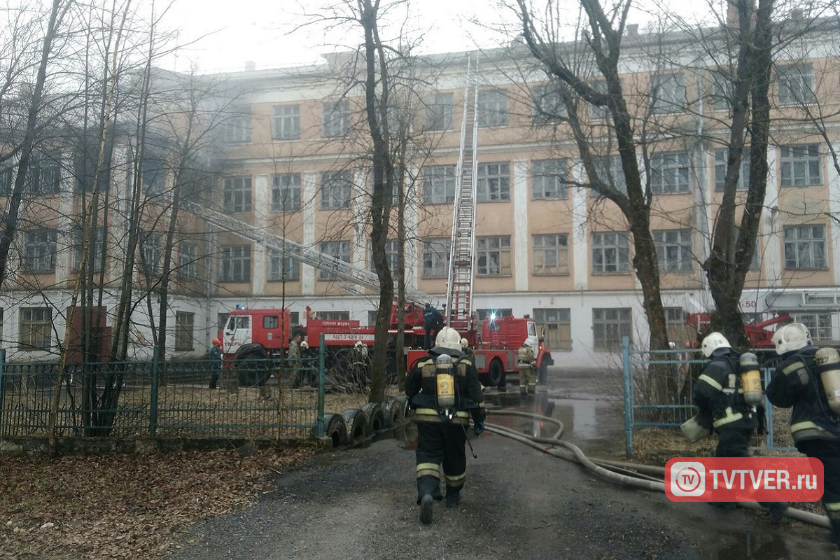 Бывшая школа в Пролетарском районе Твери загорелась из-за детской шалости