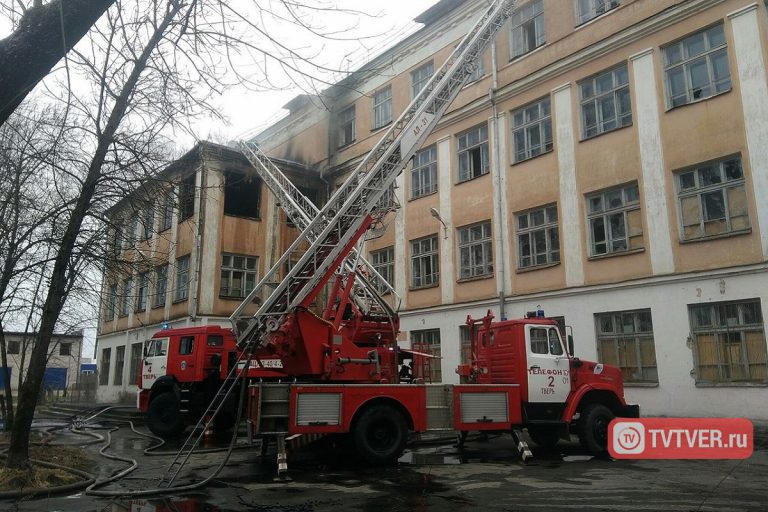 Бывшая школа в Пролетарском районе Твери загорелась из-за детской шалости