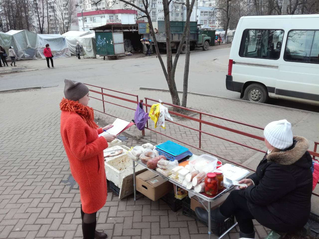 Уличные торговцы в Твери попались с товаром без документов