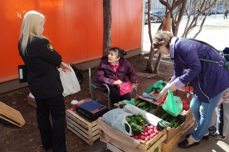 В Твери пять уличных продавцов наказали за просроченные штрафы и нелегальную торговлю