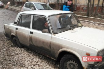 В Твери легковушка застряла в яме с щебнем