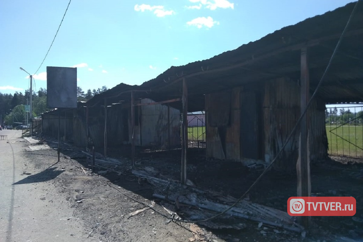 Жуткий пожар на кладбище в Твери уничтожил памятники