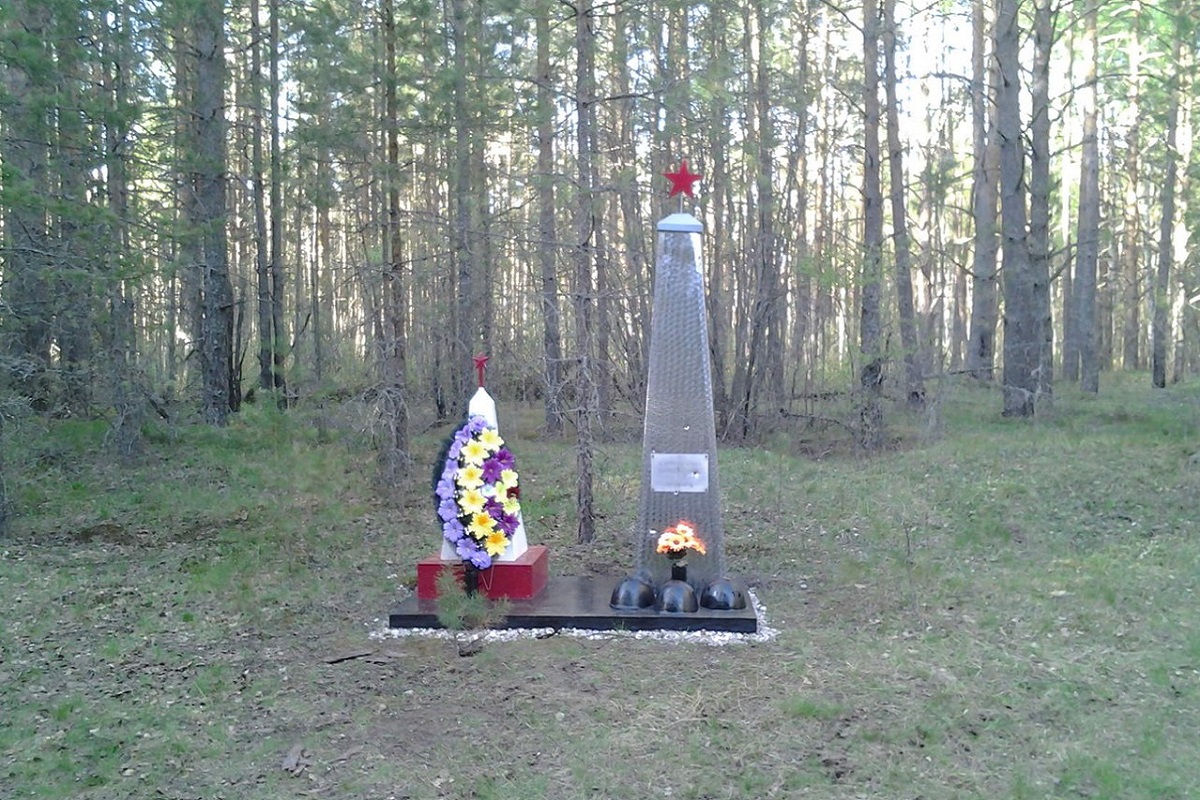 Вандалы расстреляли памятник воинам-лыжникам под Ржевом