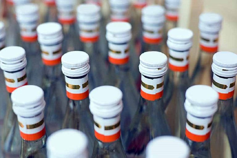 Два жителя Тверской области продавали опасный алкоголь на остановке