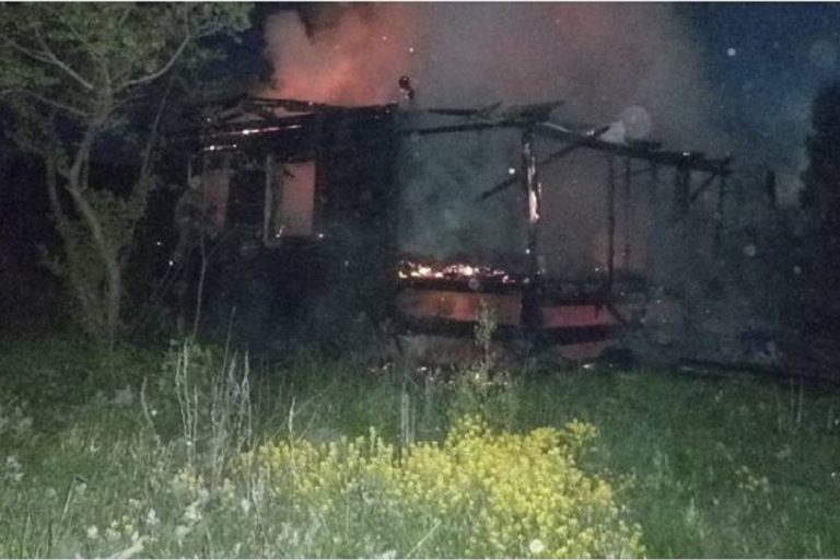 В Удомле Тверской области пожар лишил крыши жилой дом