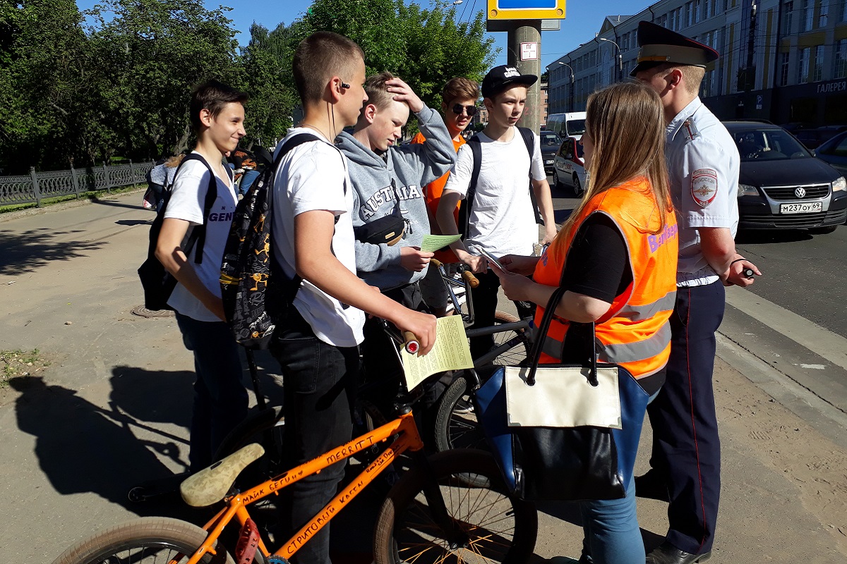 В Твери инспекторы и волонтеры побеседовали с велосипедистами-нарушителями
