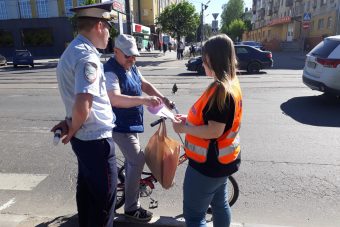 В Твери инспекторы и волонтеры побеседовали с велосипедистами-нарушителями