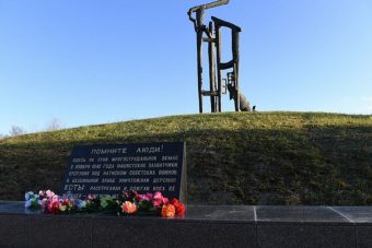 «Мадама в образе»: жители Тверской области обсуждают в соцсетях глумление над памятником в Кстах