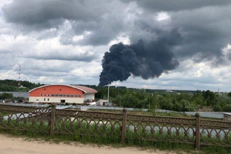 Мощнейший пожар уничтожил часть завода в городе Кимры Тверской области