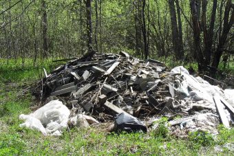 На землях сельхозназначения в Тверской области появились свалки и дорога