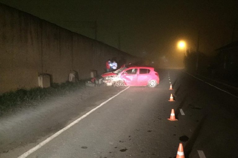 В Тверской области иномарка влетела в бетонный забор