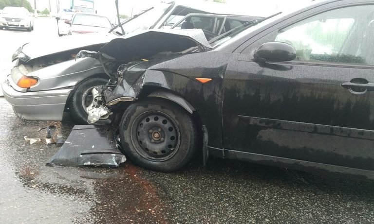 В Твери произошло серьезное ДТП: в районе Красинского моста столкнулись три автомобиля