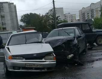 В Твери произошло серьезное ДТП: в районе Красинского моста столкнулись три автомобиля