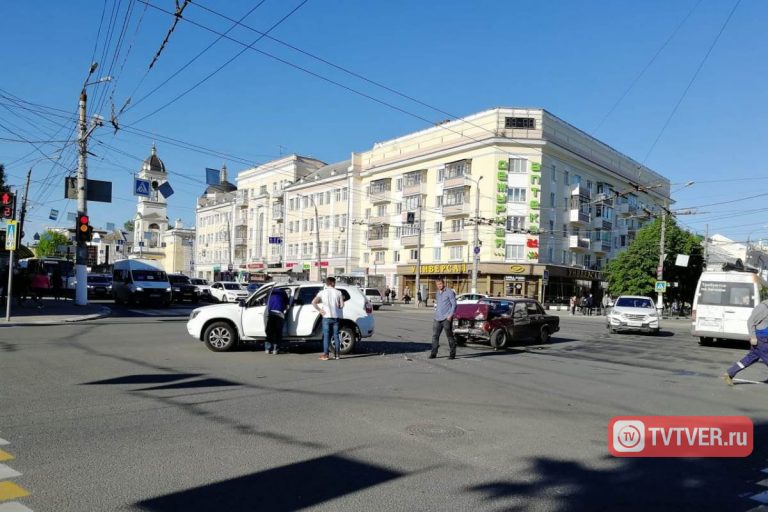 В центре Твери столкнулись два автомобиля