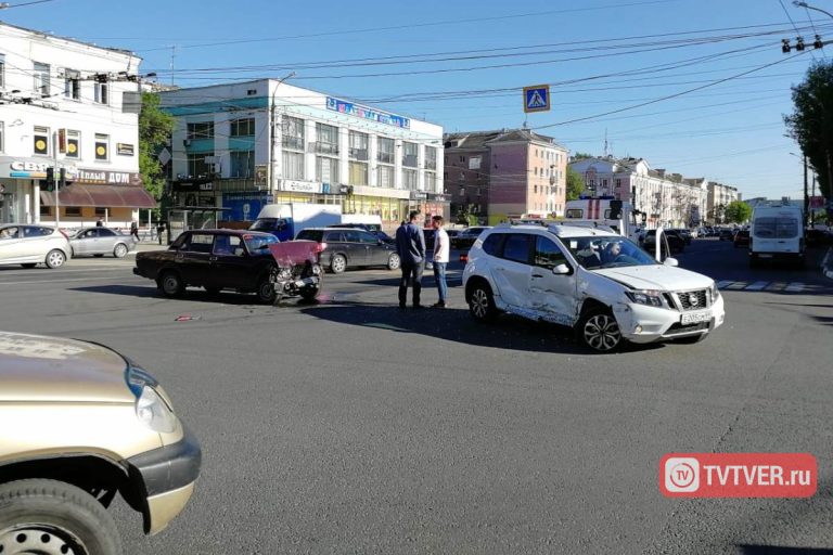 В центре Твери столкнулись два автомобиля