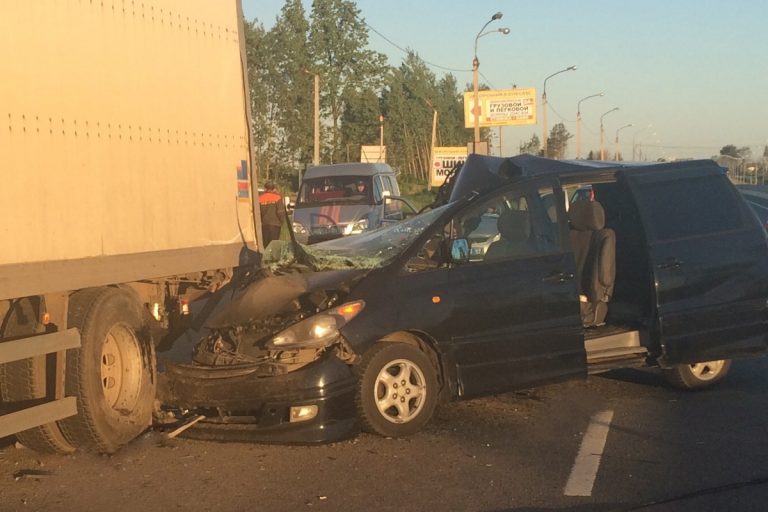 На трассе М-10 под Тверью произошло столкновение легковушки и фуры: 1 человек погиб, 5 пострадали