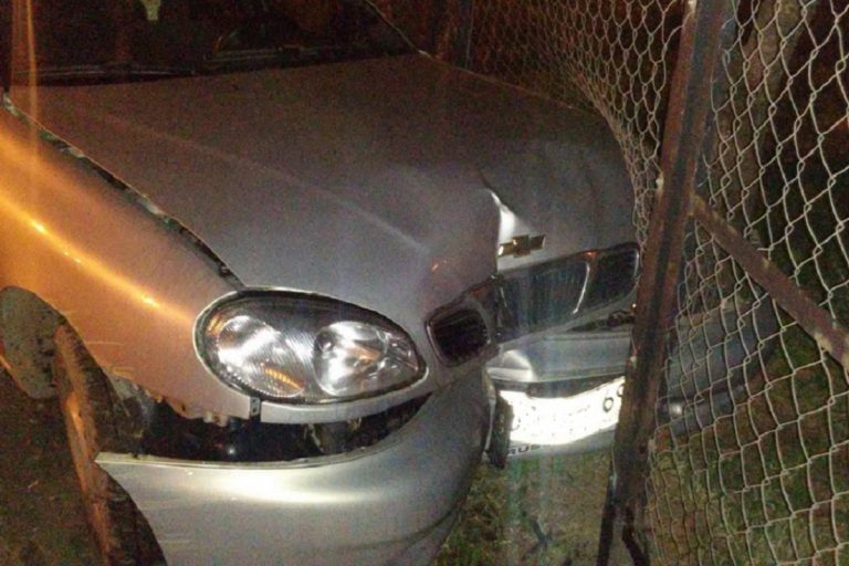 В Твери ночью столкнулись две иномарки