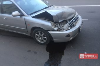 В Твери на Новоторжской улице столкнулись троллейбус и легковушка