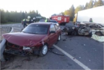 Три автомобиля столкнулись на трассе М-10 в Тверской области