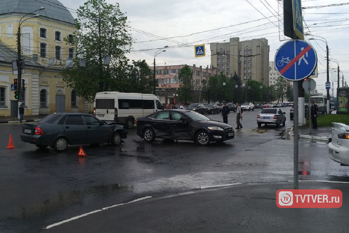 В Твери из-за серьезного ДТП на Вагжанова встали троллейбусы