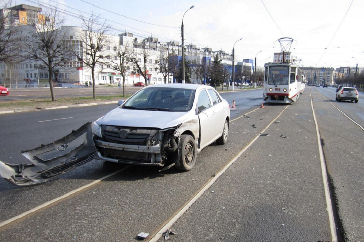 В Твери столкнулись две иномарки, два человека пострадали