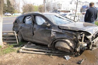 В Твери столкнулись две иномарки, два человека пострадали