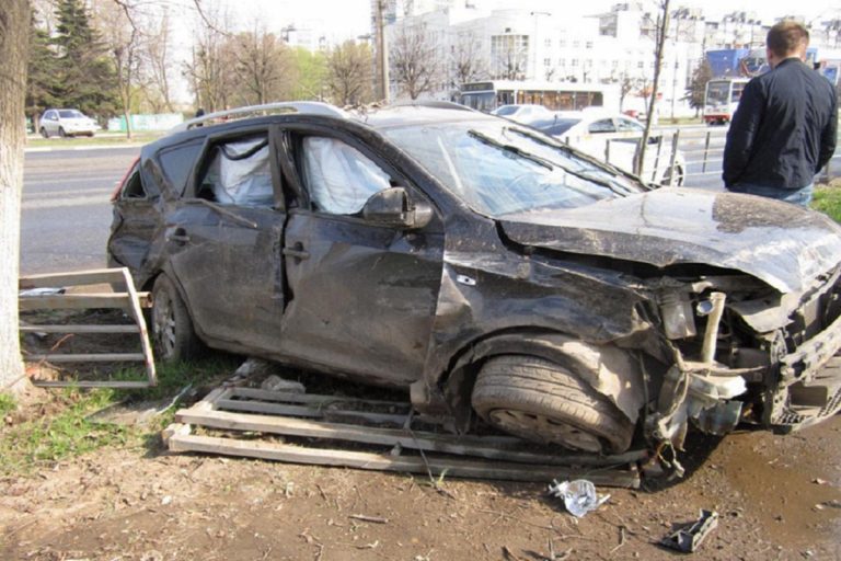 В Твери столкнулись две иномарки, два человека пострадали