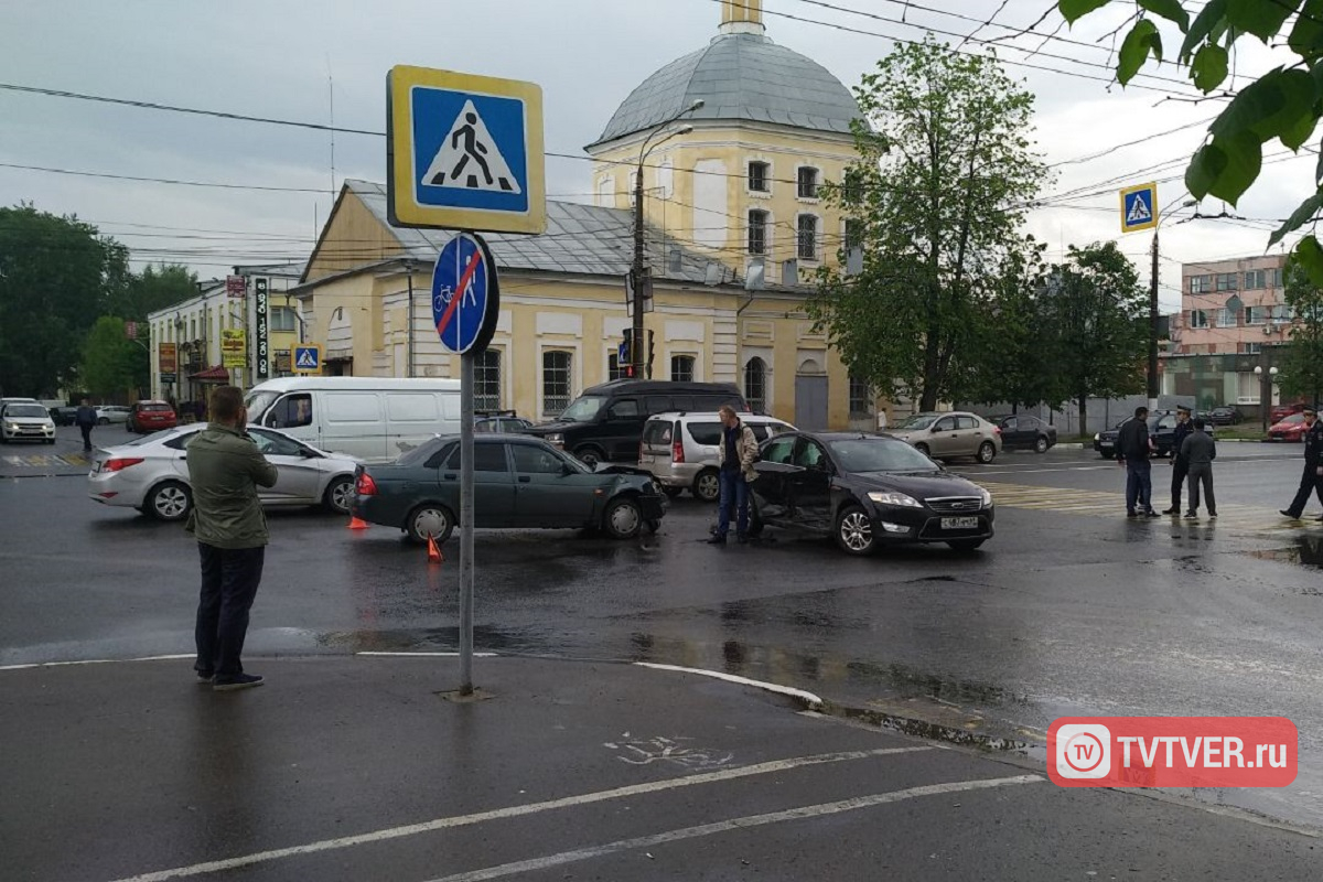В Твери из-за серьезного ДТП на Вагжанова встали троллейбусы
