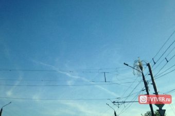 В Твери на Волоколамском проспекте свисающий электропровод угрожает автомобилистам