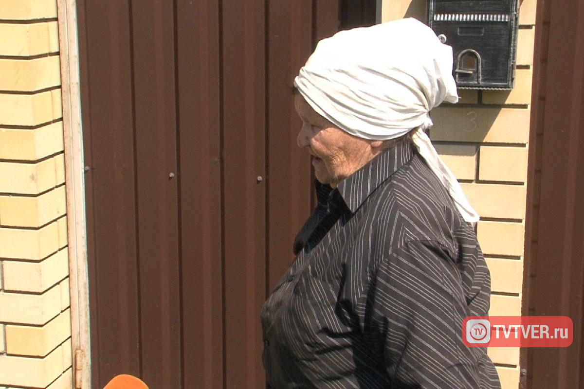 «Тотальный и жёсткий контроль со стороны родителей»: соседи и директор школы о подростке, убившем в Тверской области приёмных мать и бабушку