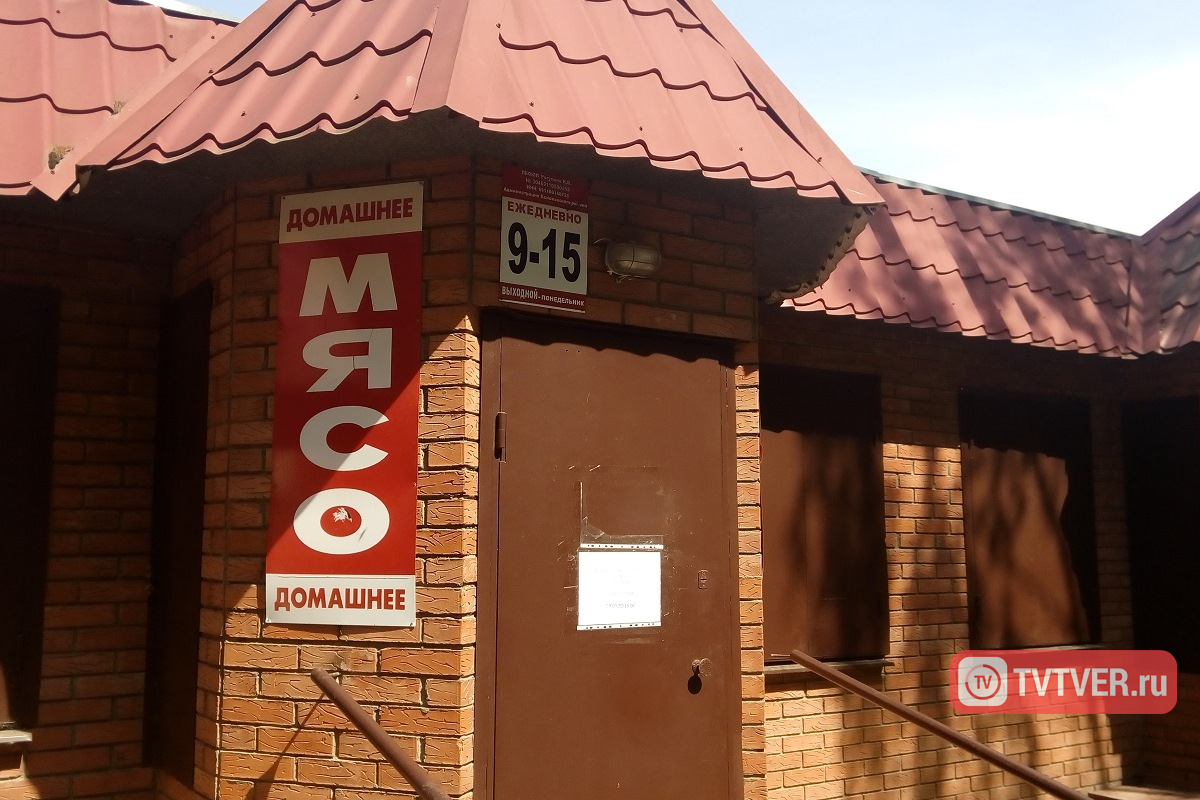 «Тотальный и жёсткий контроль со стороны родителей»: соседи и директор школы о подростке, убившем в Тверской области приёмных мать и бабушку